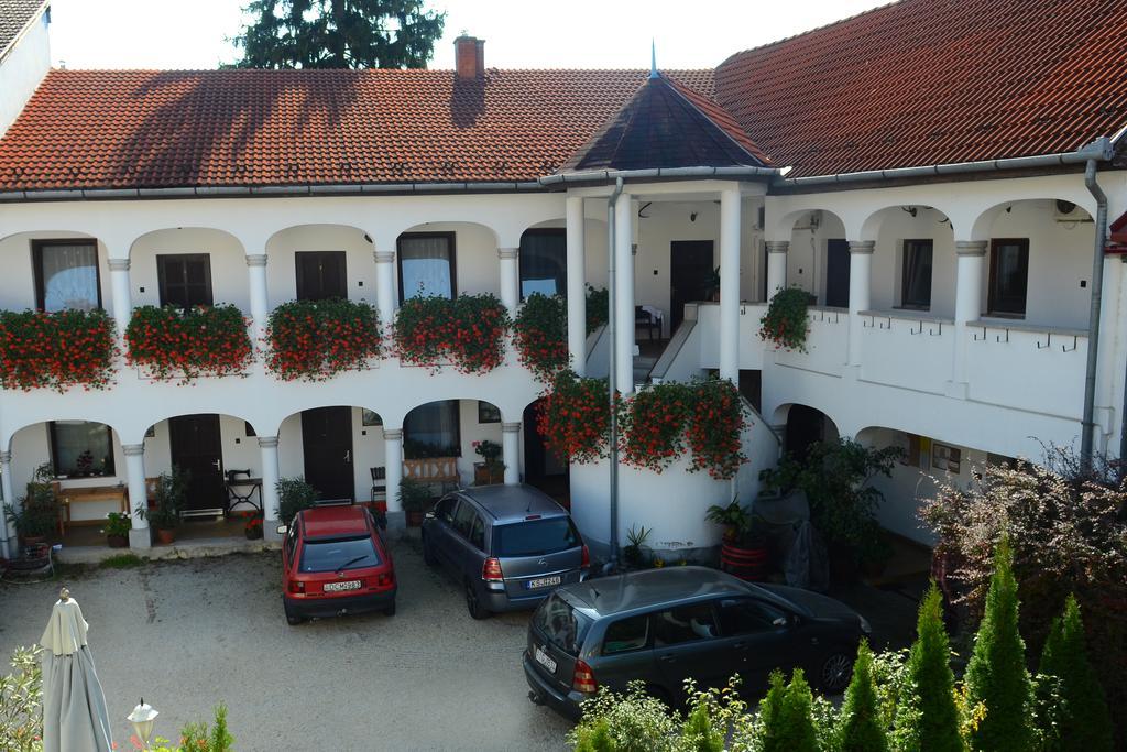 エゲル Eden Panzio Bed & Breakfast エクステリア 写真